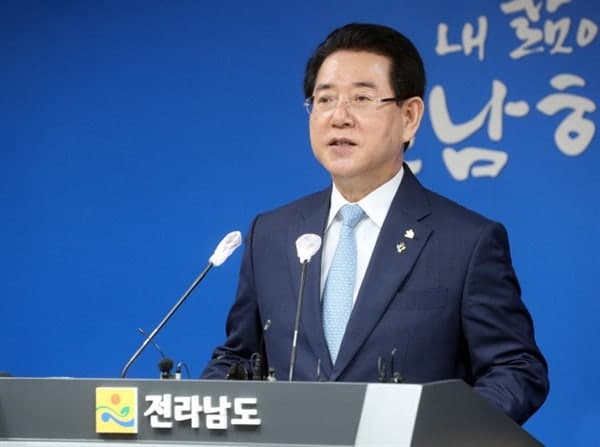 김영록, 경선 재심 신청 철회 "민형배 성공 위해 힘 보탤 것"