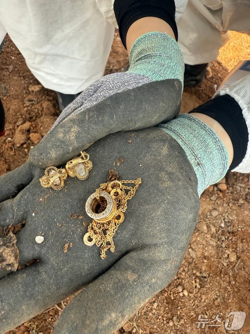 제주항공 참사 재수색 사흘 만에 유해 추정물 117점, 귀금속 추가 발견