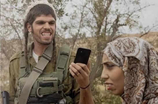 “웃고 있는 이스라엘 군인, 떨고 있는 여성”…伊 잡지 사진에 전세계 ‘경악’