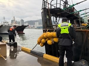 부산 자갈치 앞바다 '검은 띠' 정체는 '선저폐수'…46ℓ 불법 유출 어선 적발