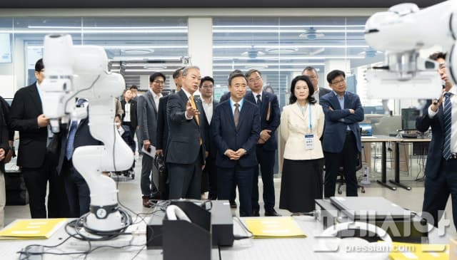 국가AI전략위, 전북대 '피지컬 AI 실증랩' 방문…"로봇만 일하는 AI 다크팩토리 구현" 모색