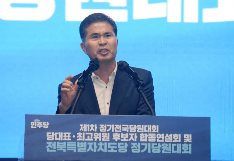 경찰, '식사비 대납 의혹' 이원택 의원 사무실 등 압수수색