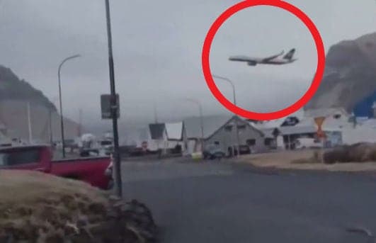 "지붕 닿을 듯" 은퇴 앞둔 기장, 고향 마을서 돌발 '저공비행'에 아이슬란드 발칵