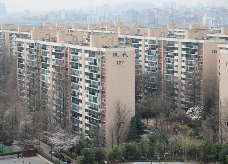 서울 집값 상승세 두 달째 둔화, 강남3구는 하락 전환…전월세는 상승 폭 확대