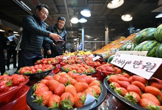유정복 인천시장, 남촌농산물도매시장 방문 "고유가 대응점검"