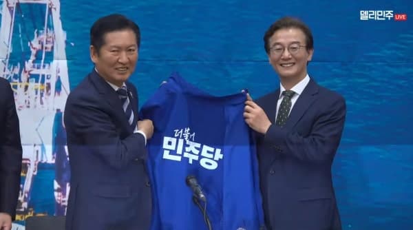 정청래, 전재수에 '파란 점퍼' 입히며 "진짜 부산 사나이"…하정우 러브콜도