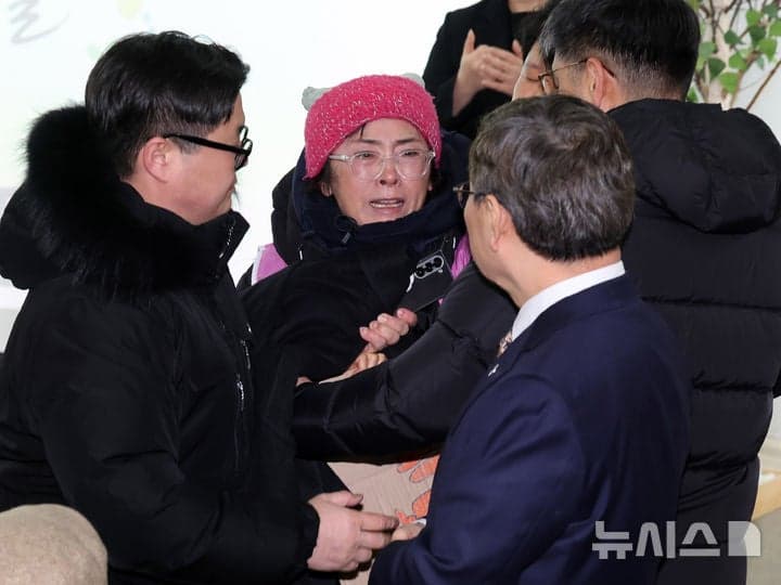 '성폭력 공익제보' 지혜복 교사, 서울교육청 고공농성 중 경찰 연행