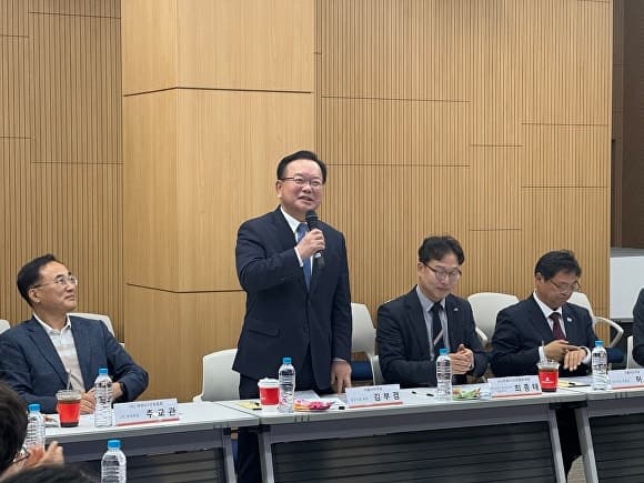 김부겸 '산업 대전환' 광폭 행보…국민의힘은 공천 내홍 '격화'