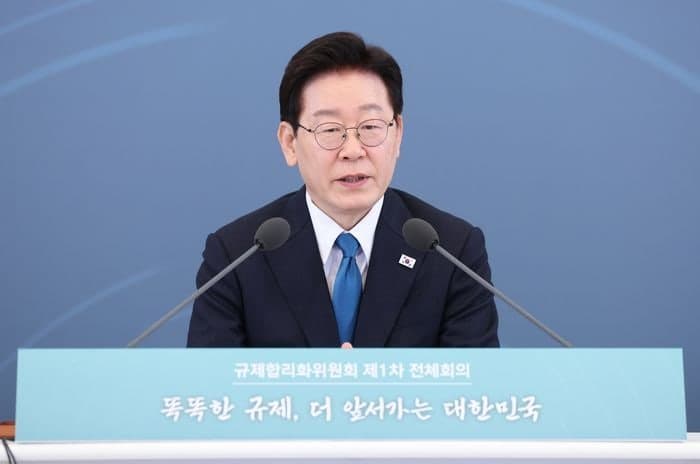 李대통령 "첨단산업 네거티브 규제로 전환해야…대규모 규제특구 검토"