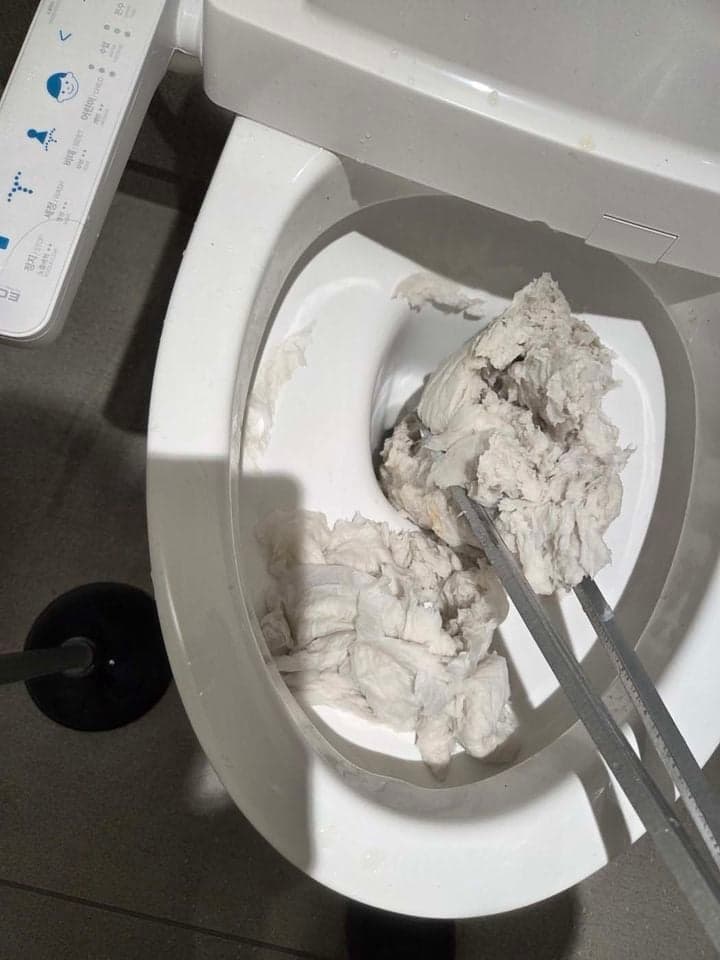 인천공항 파업 중 변기에 '휴지 뭉텅이'…노조원 검찰 송치