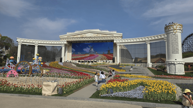 “루이·후이 가기 전에 왔어요” 에버랜드 50돌, 판다·서커스·불꽃쇼까지 볼거리 한가득