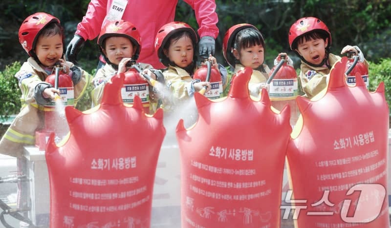 '우리는 꼬마 소방관', 고사리 손으로 배우는 안전 수칙