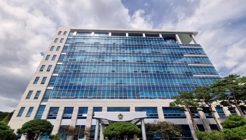 여직원 손등에 입 맞춘 장학사, 재판서 "악수만 했다" 혐의 부인