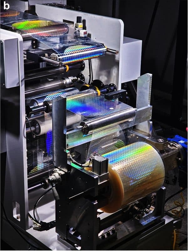 “신문 찍듯 초당 300개 메타렌즈 양산”…'카툭튀' 사라지나