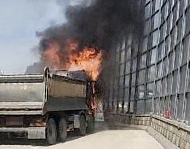 경부고속도로 서울방향 25톤 화물차 화재…운전자 대피