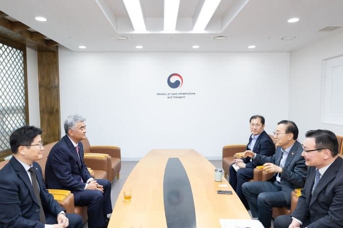 김윤덕 국토장관, 대우건설에 "가덕도신공항 2035년 개항 목표 달성" 당부
