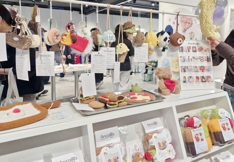 롯데백 부산본점, "백화점서 뜨개질" 뷰티·뜨개질·카페 복합매장 '틴트트레이' 오픈