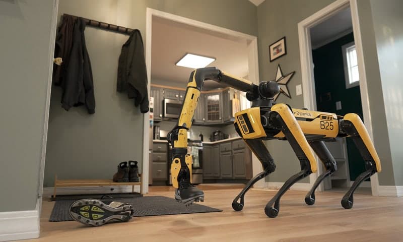 “AI 두뇌” 품은 현대차 보행로봇, 칠판 읽고 집안일·반려견 산책 척척