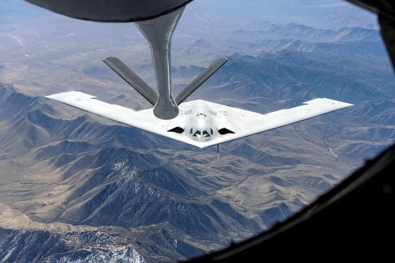 “협상 앞 무력시위?” 美 차세대 스텔스 폭격기 B-21 공중 급유 첫 공개…세계 어디든 타격