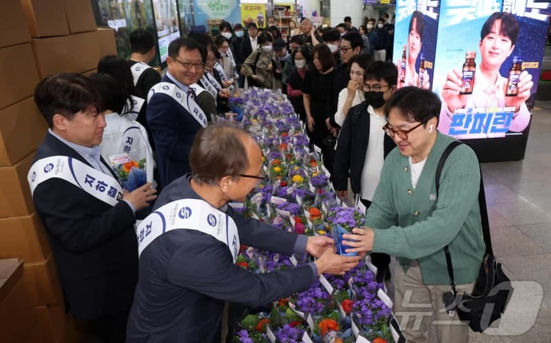 서울교통공사, 광화문역서 꽃 화분 1000개 무료 나눔 "봄과 함께 출근" 대중교통 이용합시다