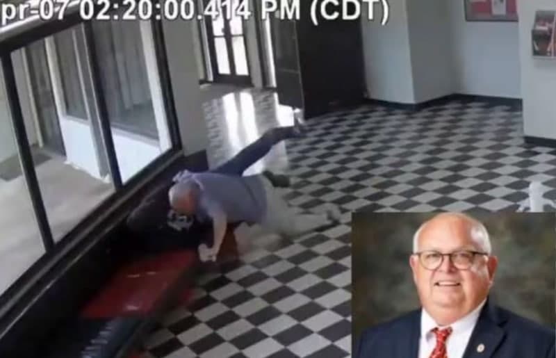 총기난사범 맨몸으로 제압한 美 고교 교장…'아이들 구한 영웅'