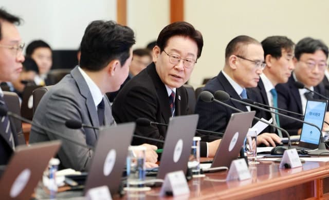 이재명 대통령, '선도국가' 책임 강조하며 경제 혁신 주문