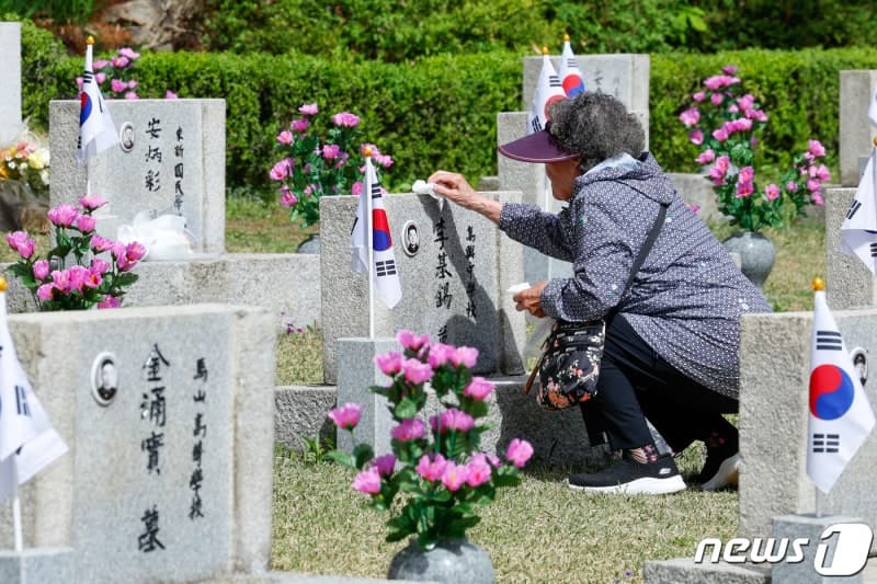 보훈부, '교복 입고 맞섰던' 4·19혁명 유공자 70명에 건국포장 수여