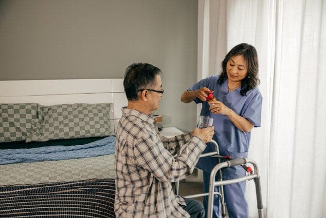 KDI "2043년 노인 돌봄 인력 99만명 부족…외국인·로봇·일자리 질 개선 필요"