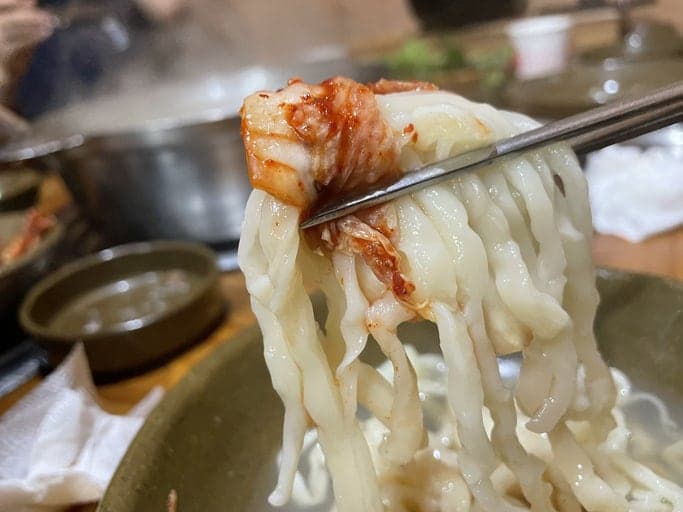 50년 단골 칼국숫집 "김치 씻어 먹지 말라, 흉물스럽다" 거절