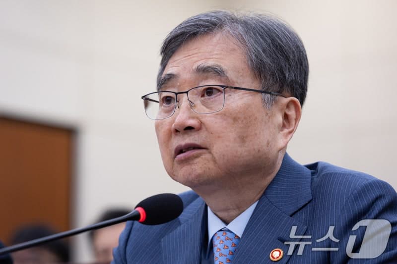 조현 외교, 석유화학업계 만나 "대체 수급선 확보 총력전"