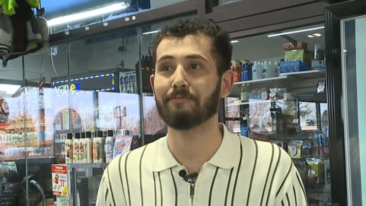 "도와주세요" 입 모양 본 주유소 직원, 총 든 납치범에게서 소녀 구해