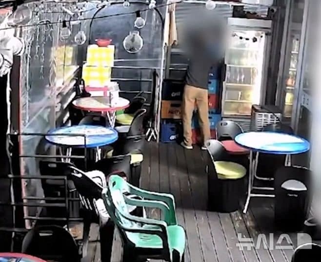 "새벽마다 소주가 사라진다" 보름간 9차례 훔친 50대 남성, 잠복 경찰에 덜미