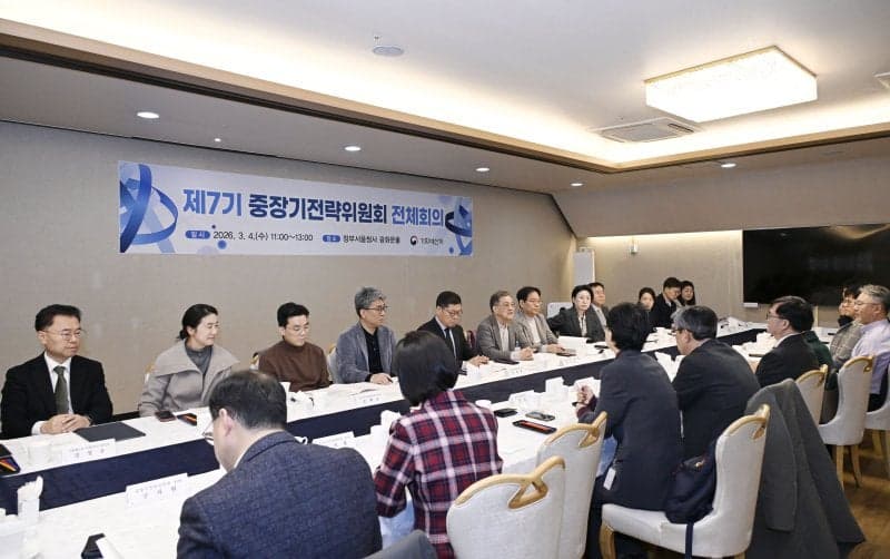 기획처·중장기전략위 "AI 인재 재교육·데이터 규제 정비 필요"