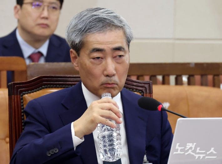 “영국 국적 신현송 장녀, 한국 여권 불법 재발급해 미국행”