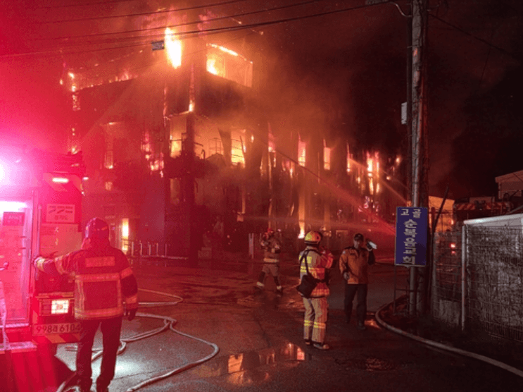 경기 고양시 교회 화재…건물 6개동 불타