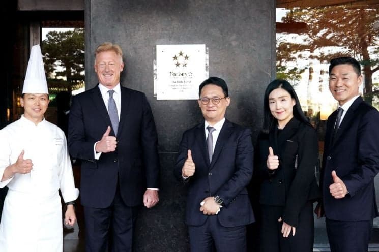 서울신라호텔, "8년 연속 5성" 포브스 트래블 가이드 현판식 진행