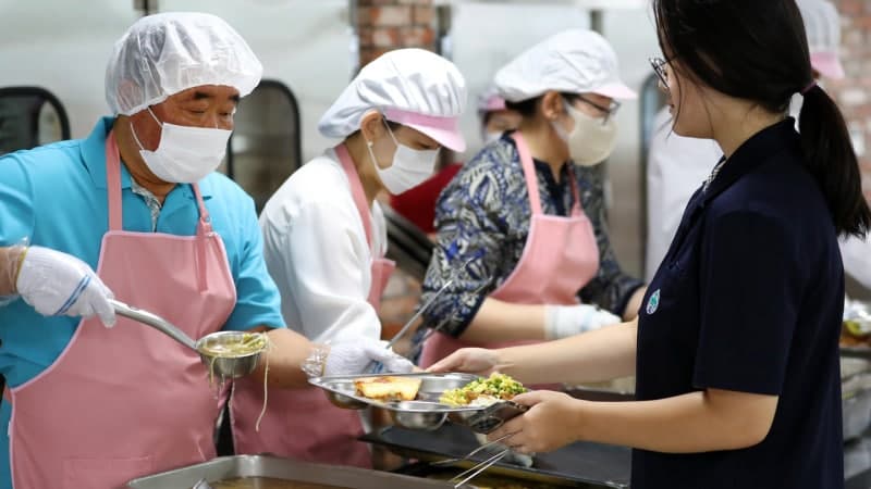 "두부·어묵 못 썰어" 대전 급식 조리원들, 또 파행 조짐…학생·학부모 불안