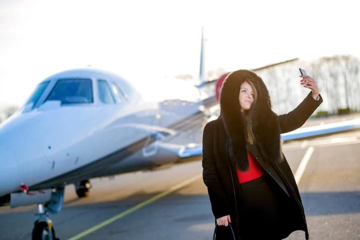 "나 전용기 있는 금수저야"…알고 보니 '반전' 中 '럭셔리 인생' 만들어주는 프로필 사업 인기