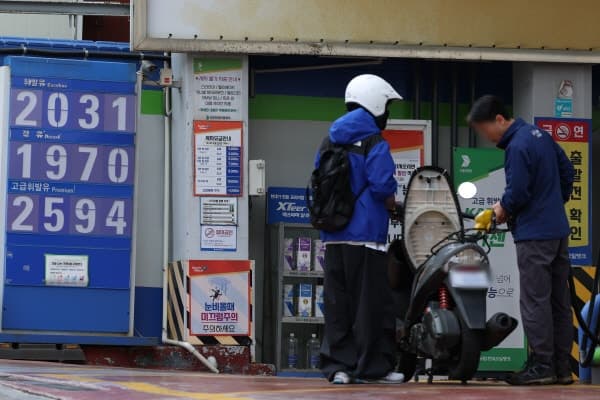 "주유하기 무섭네"…전국 휘발유 가격 3년 9개월 만에 2000원 돌파