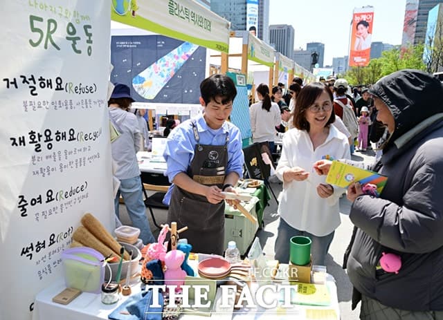 '쓰레기 줄이기 실천' 광화문서 열린 '지구의 날' 기념행사, 친환경 제품 살피는 시민들