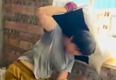 "자식 대학 보낼 생각에 버텨"…16년째 25kg 시멘트 나르는 40대 싱글맘