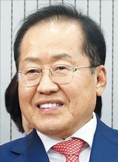 李대통령·홍준표, 90분간 '막걸리 오찬'…MB 예우 복원 요청