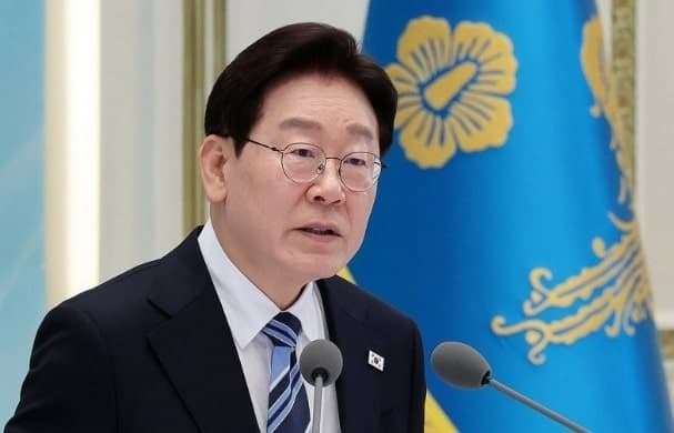 李대통령, 'AI 기본사회' 글로벌 확산 기여 차지호 의원에 감사패