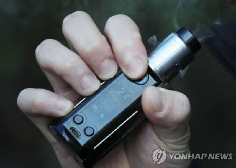 美 트럼프 정부, 가향 전자담배 확대 추진…FDA 국장은 '공중보건 우려' 반대