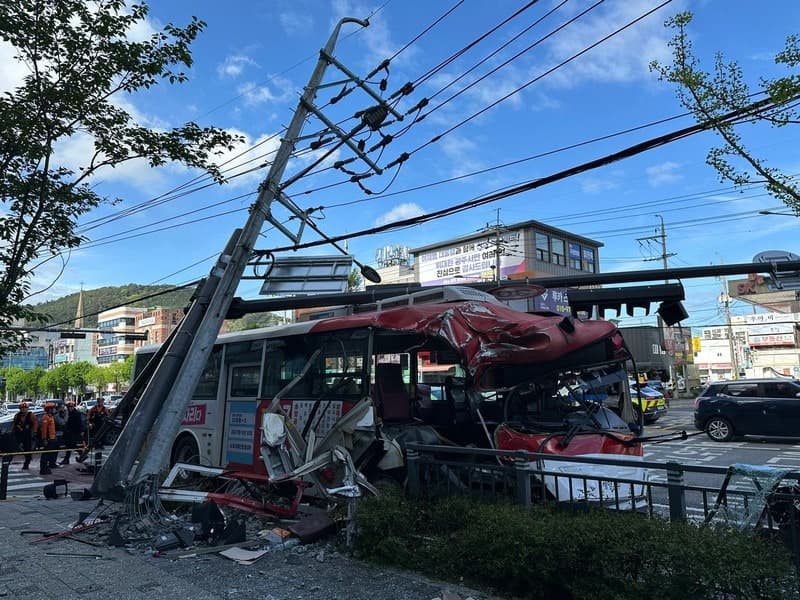 광주 시내버스, 승합차 충돌 후 전신주 '쾅'…14명 경상
