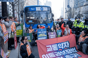 지하철 시위 대신 버스 저지, 시민 불편 커진 전장연…경찰, 내사 착수