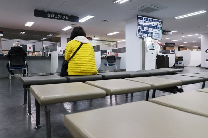 1분기 실업자 5년 만에 100만명대, 청년 4명 중 1명 '백수'