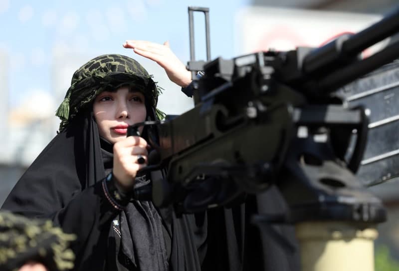 이란 외무장관 '호르무즈 개방' 선언하자 군부 제동…"멍청이 트윗 안 따를 것"