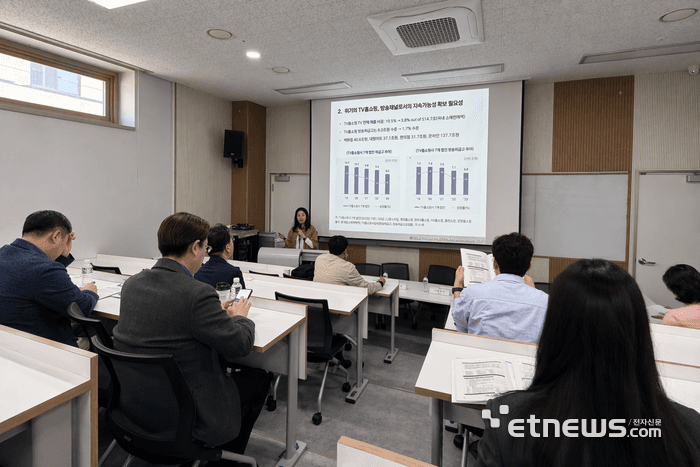 “모래주머니 차고 뛴다” TV홈쇼핑·T커머스, 재승인 앞두고 "이중 규제" 완화 요구