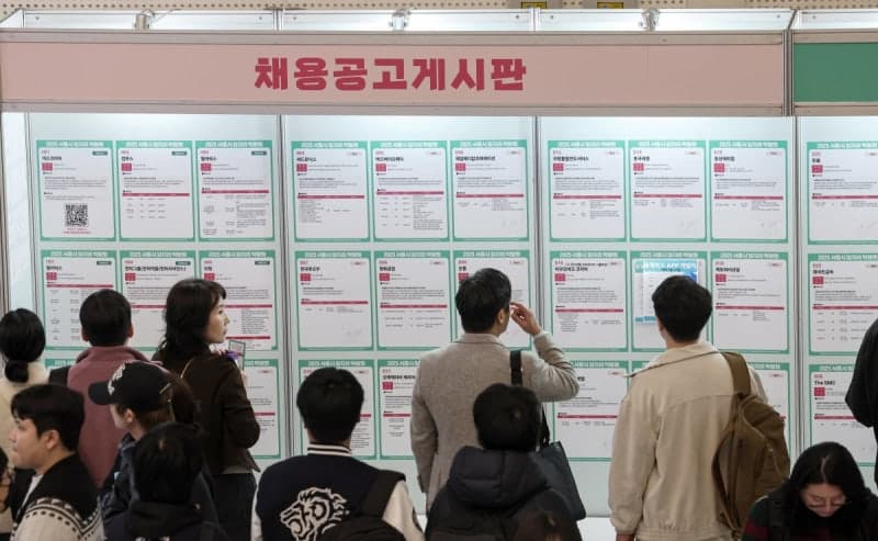 “일자리가 없어요” 1분기 실업자 100만명 돌파…청년 4명 중 1명 '고용한파' 심화